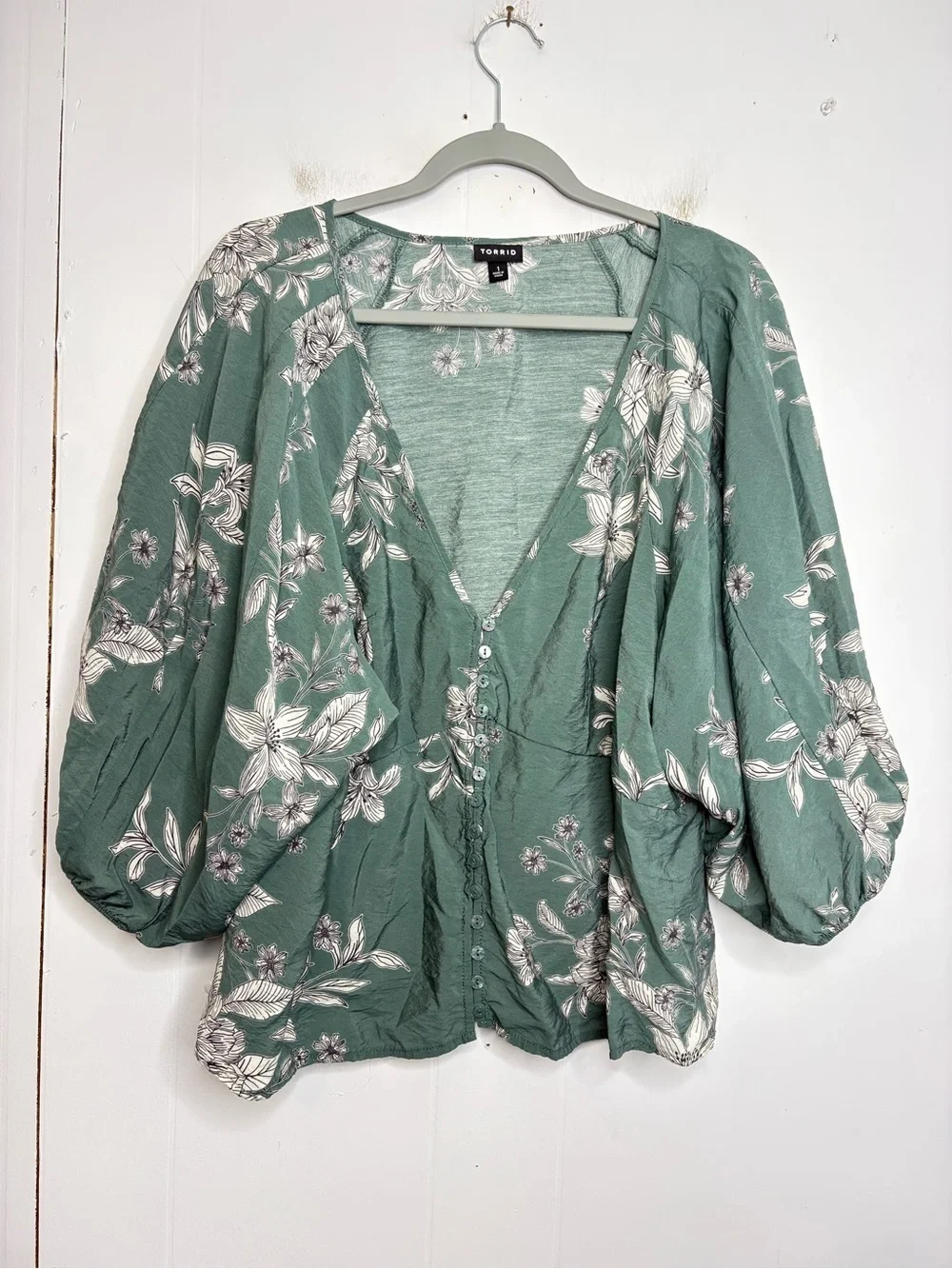 Torrid Top Womens 1X Popover V Neck Balloon Sleeve Floral Button Front Peplum